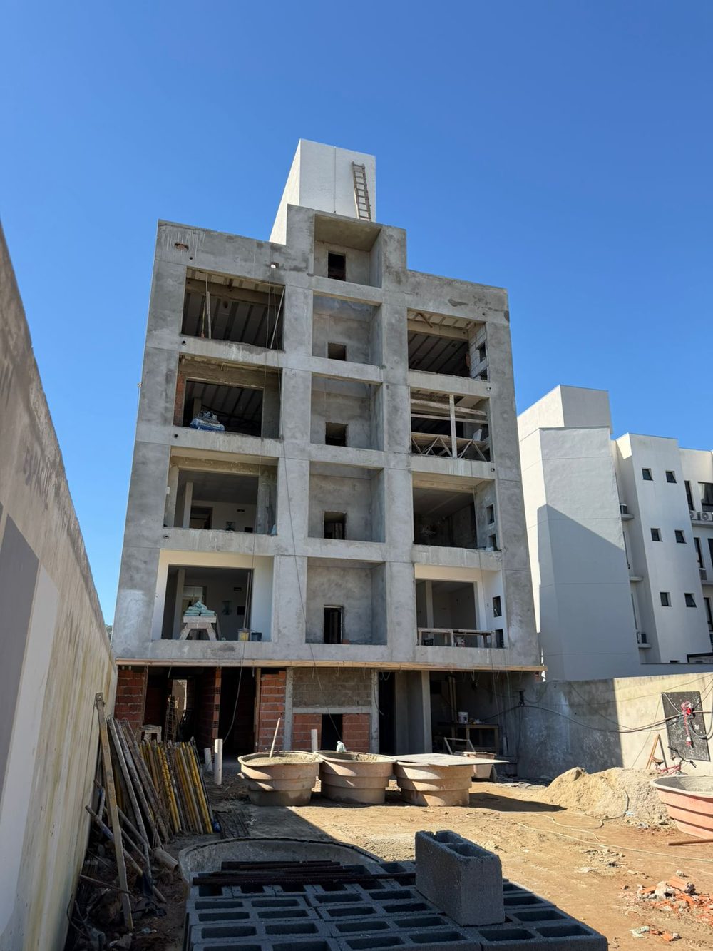 Fachada do Mykonos em obra, estrutura concluída